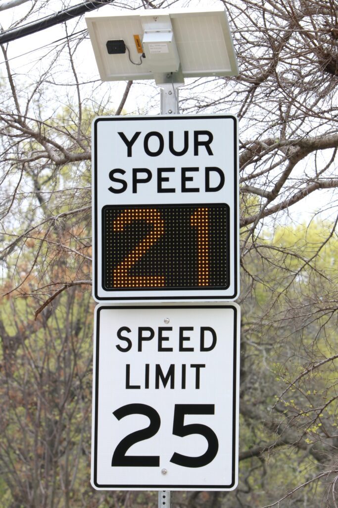 Speed sign with solar powered display: going below speed limit